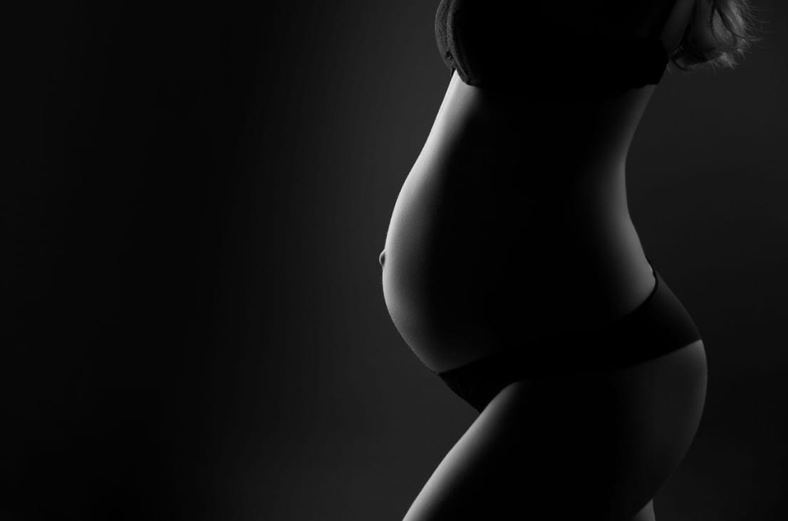 Künstlerisches Babybauchshooting – Silhouette einer schwangeren Frau. Schwangerschaftsfotografie mit Fokus auf Babybauch.